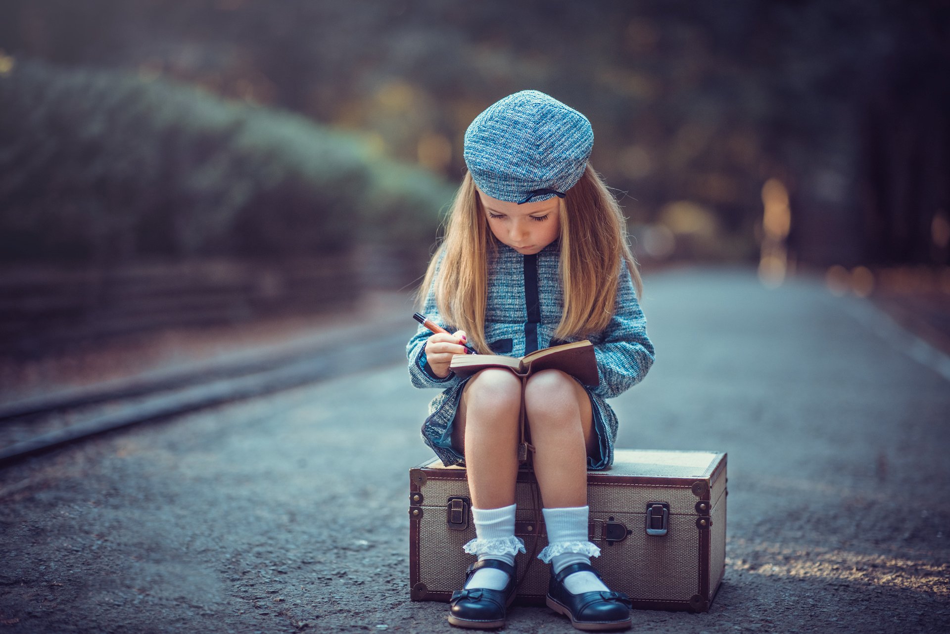 viajeros jóvenes niña carretera maleta