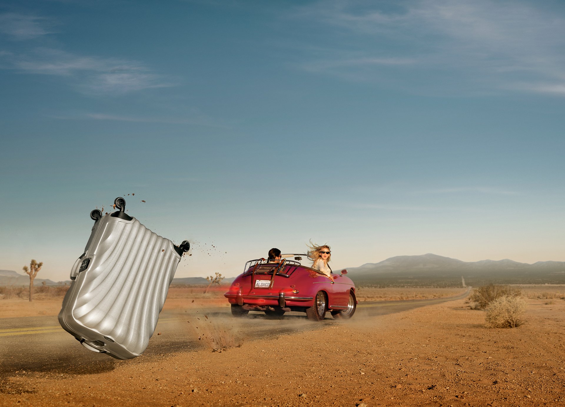 wüste auto straße mädchen mann koffer flog weg geschwindigkeit ryan schude fotograf