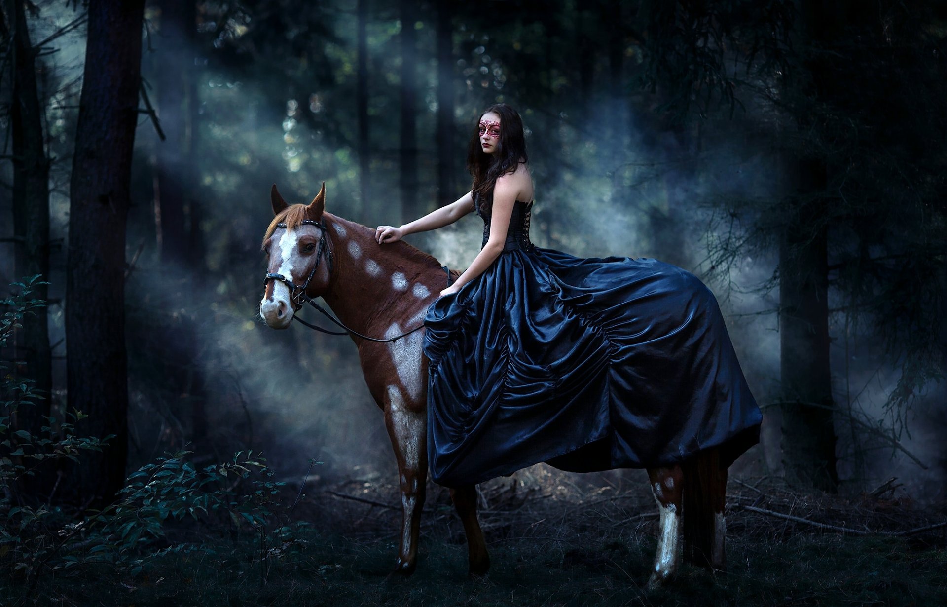 la jeune fille la robe le masque le cheval le cheval la forêt