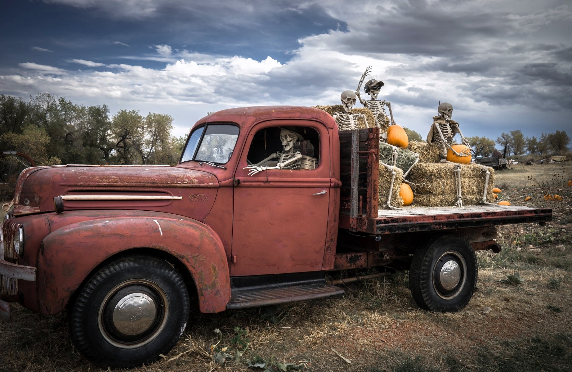 cavalieri fantasma halloween ford camion scheletri zucche