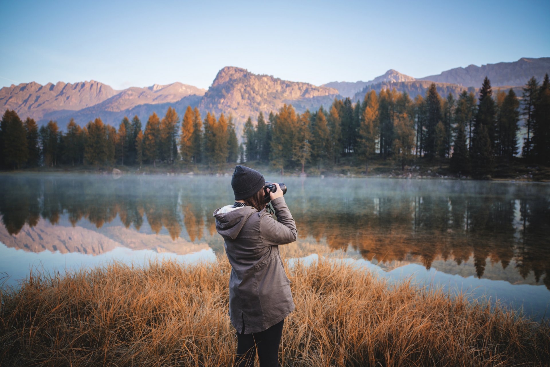 девушка природа озеро вода фотографирует