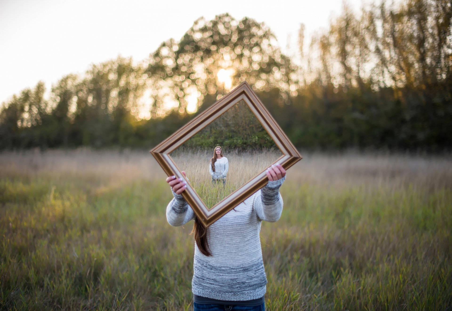 bella inquadratura ragazza specchio illusione isaac gautschi