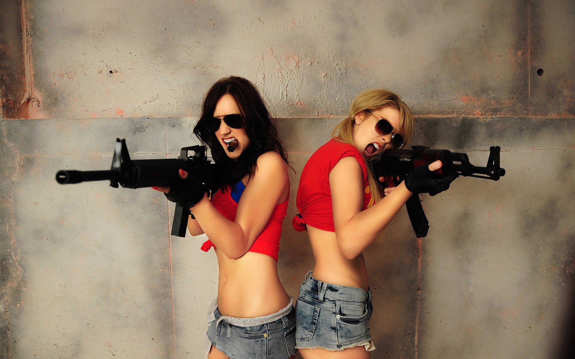 chicas morena rubia cigarro armas gafas pared