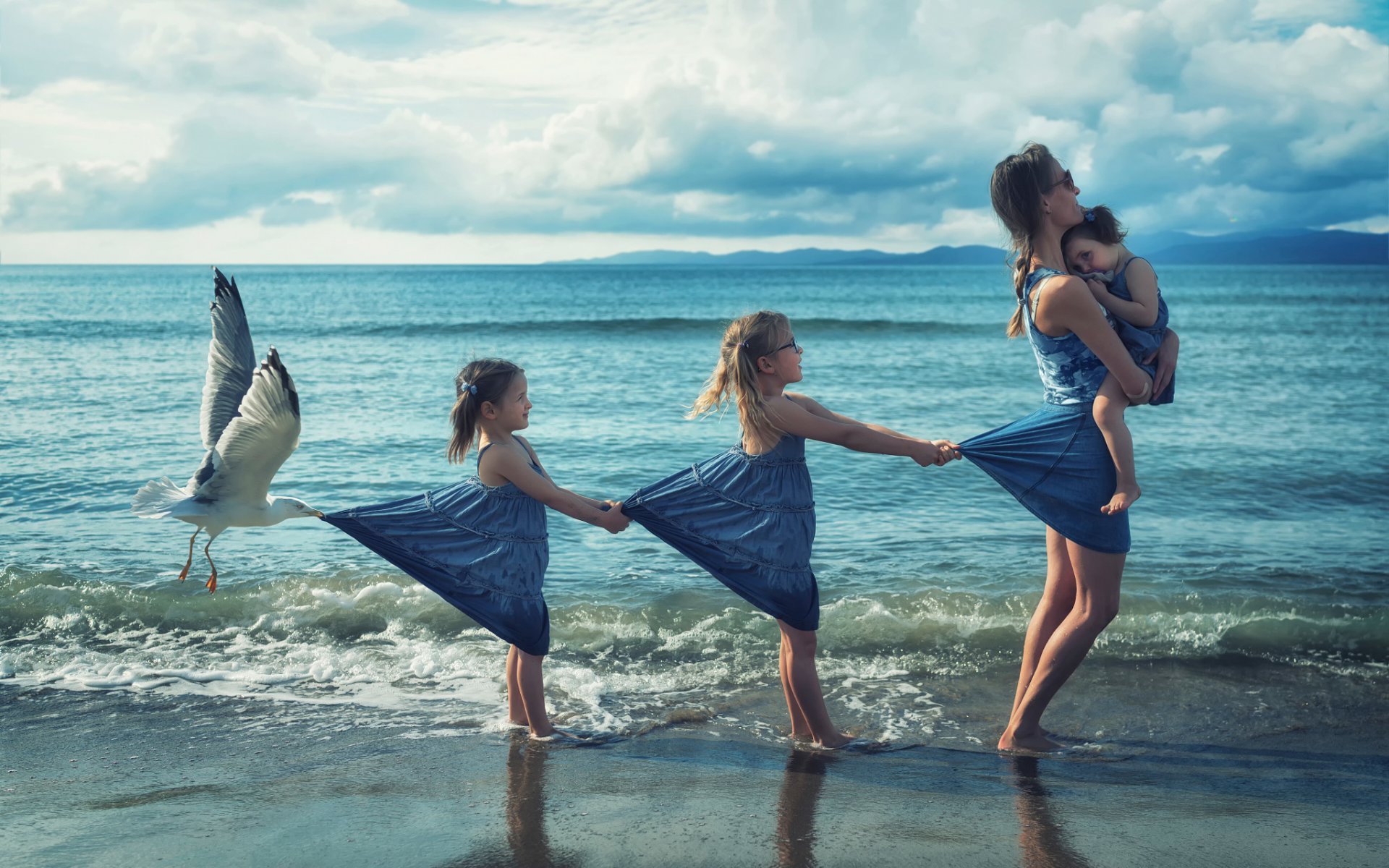 ragazze mamma gabbiano riva surf