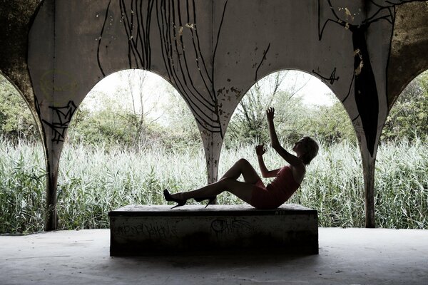 A girl poses against the background of columns