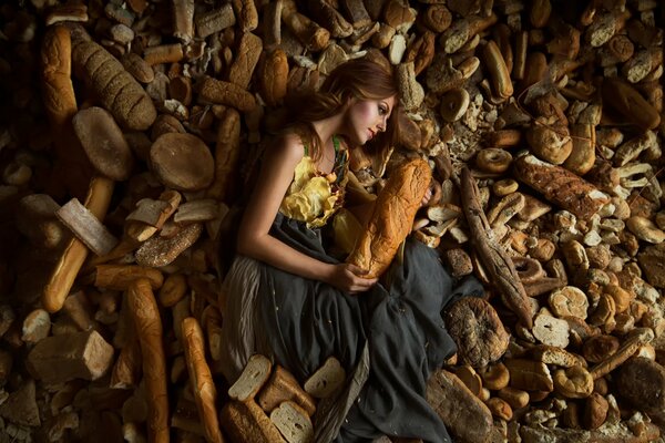 La jeune fille modèle réside dans la variété des буханках de pain