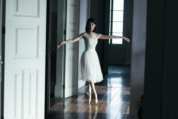 Eine schöne Ballerina inmitten eines leeren Raumes