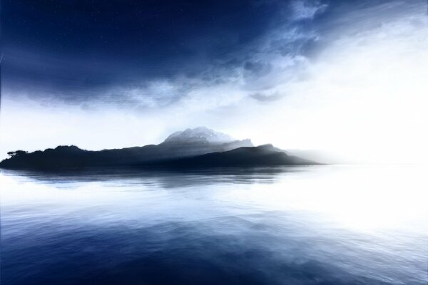 Insel im blauen Wasser im Nebel