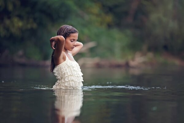 Joven modelo veselina Alexandrova en el agua