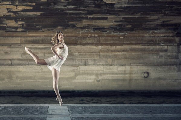 Schöne Pose einer anmutigen Ballerina