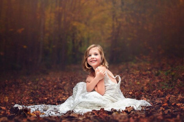 Une jolie fille en robe blanche