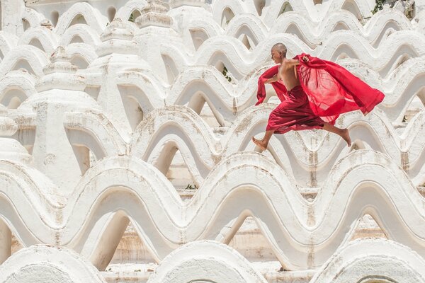 Le garçon running en jupe rouge