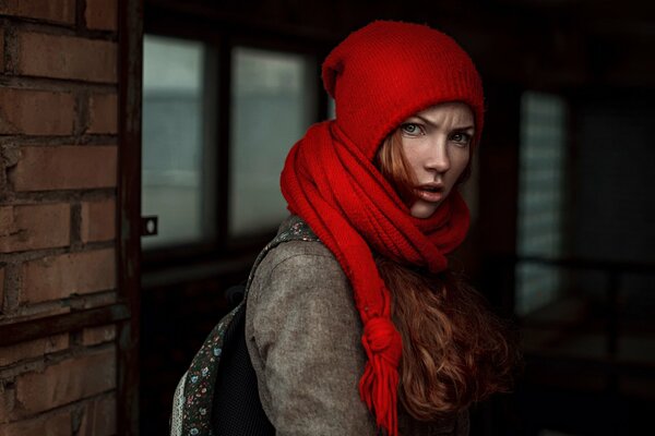 Ragazza arrabbiata in un cappello con una sciarpa