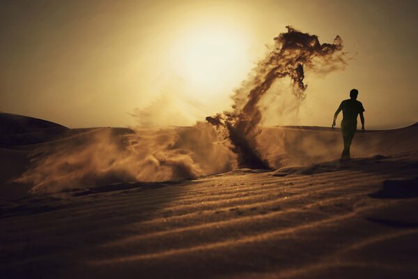 La silhouette d un dragon de sable et de personnes