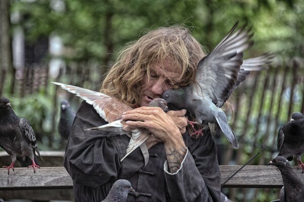 Un indigente de nueva York con palomas