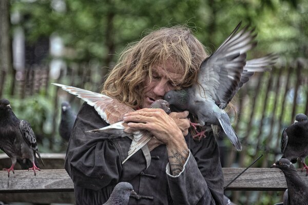 Bezdomny z Nowego Jorku z gołębiami