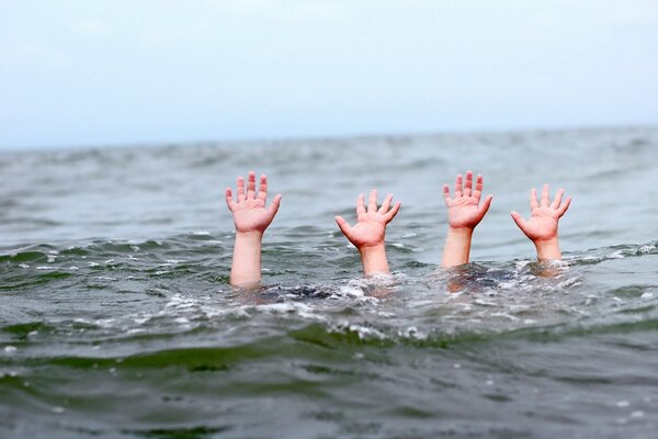 Mani sopra l acqua che annega