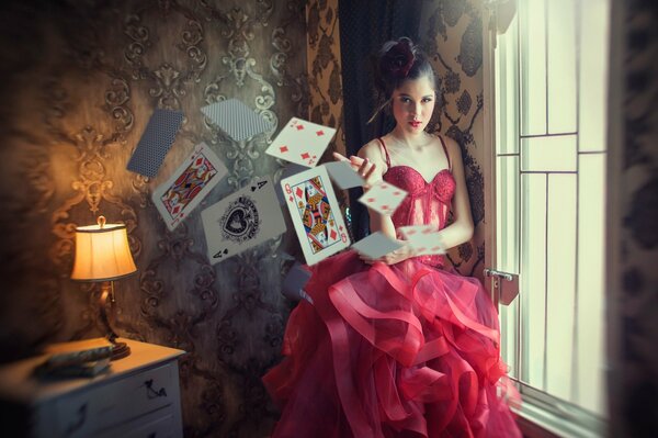 Cartes et belle fille en rouge