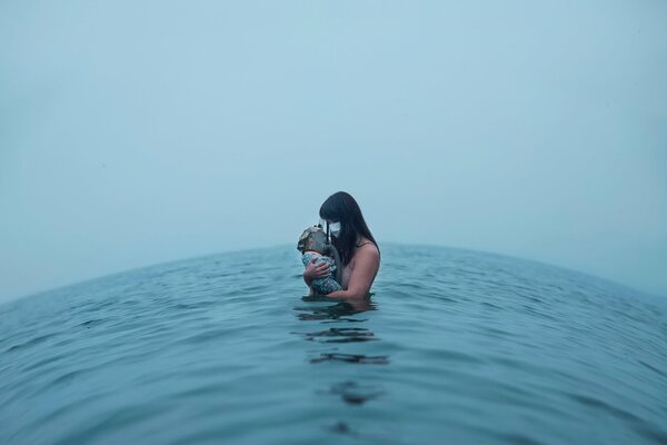 Les filles dans l eau avec l enfant baigne