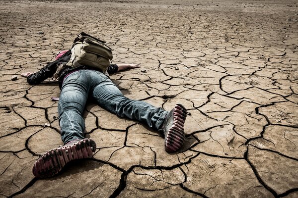 Deserto secco con un uomo disperato