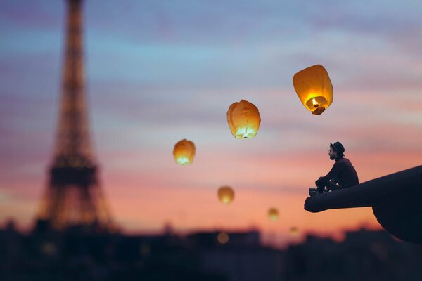 Hermosa foto de un hombre en el fondo de la puesta de sol y la torre Eiffel