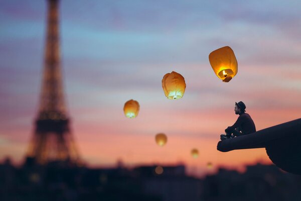 Bella foto di un uomo sullo sfondo del tramonto e la Torre Eiffel