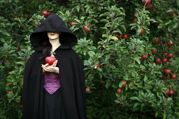 Magique de la jeune fille sur fond de pommes