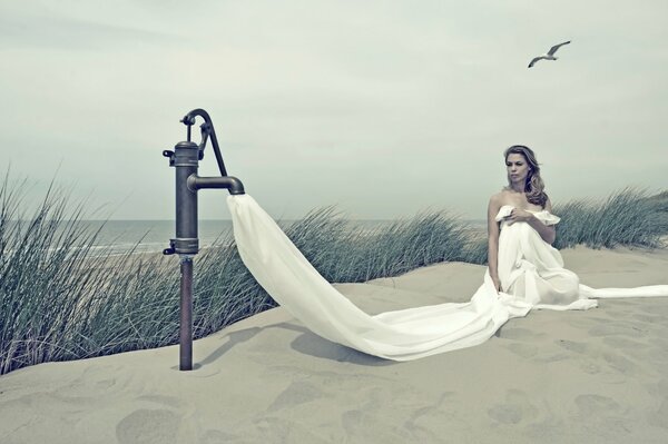 Chica en la arena junto al mar