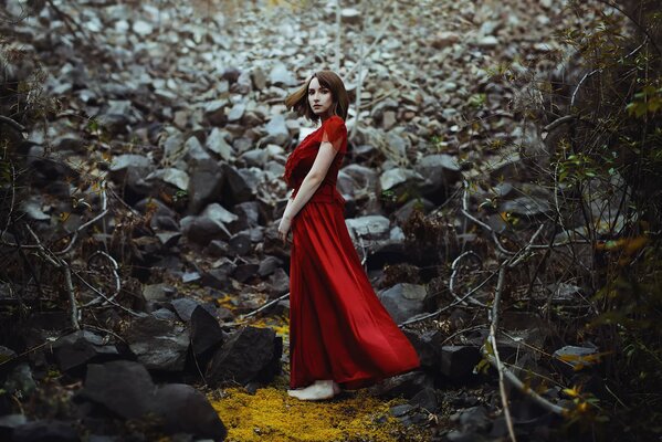 Chica en rojo en el bosque