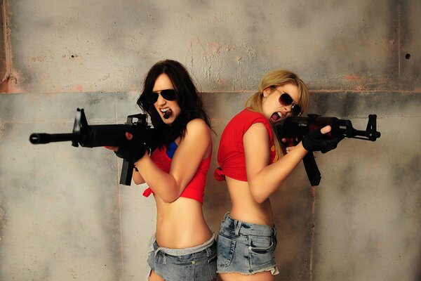 Девушки в солнечных очках с оружием