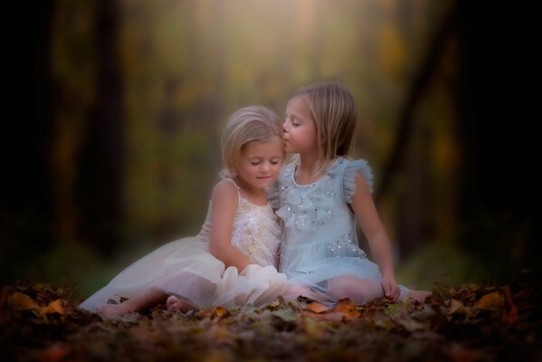 Deux petites filles dans un parc