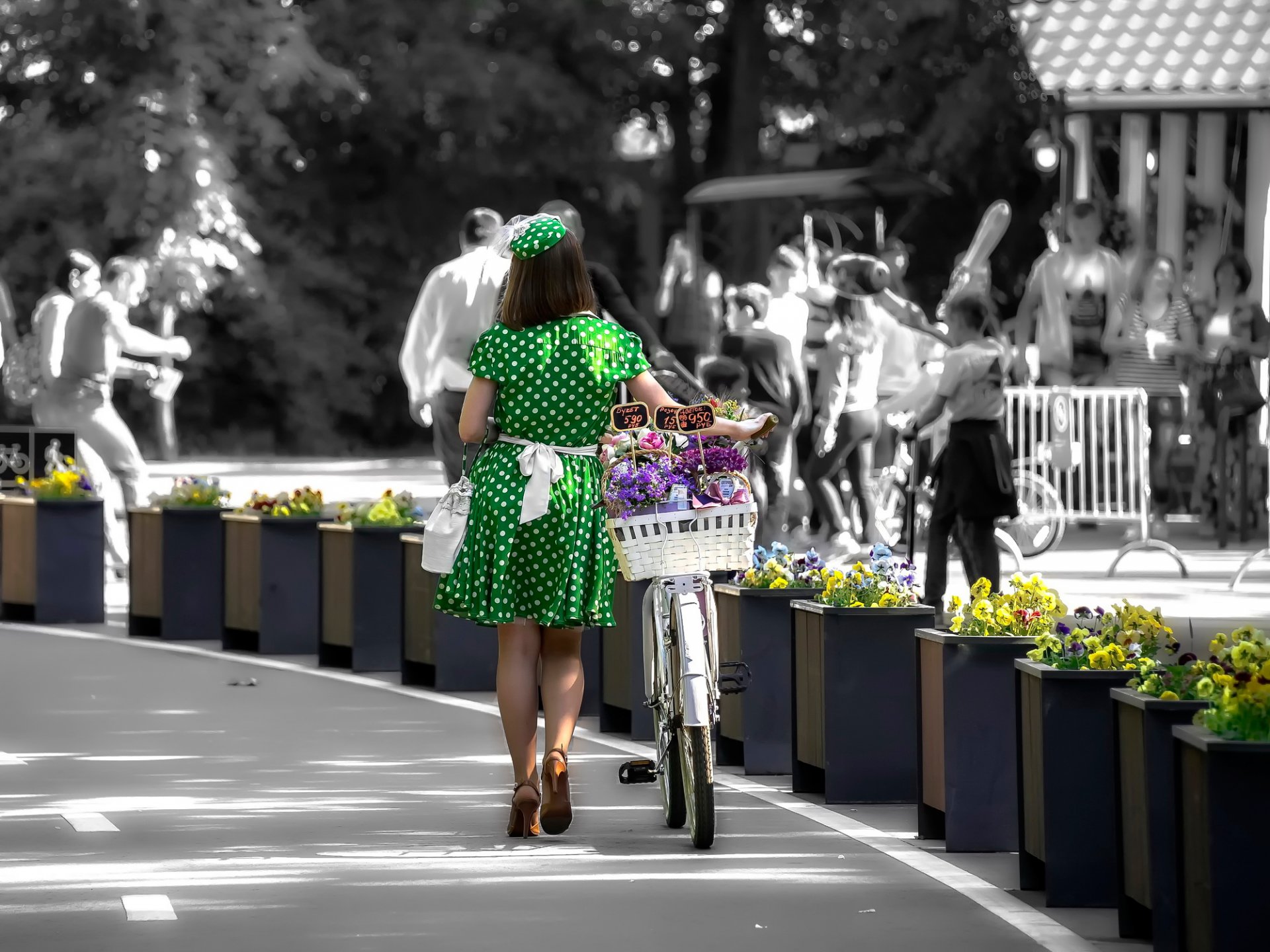 fée des fleurs la jeune fille le vélo les fleurs les prix la robe à pois