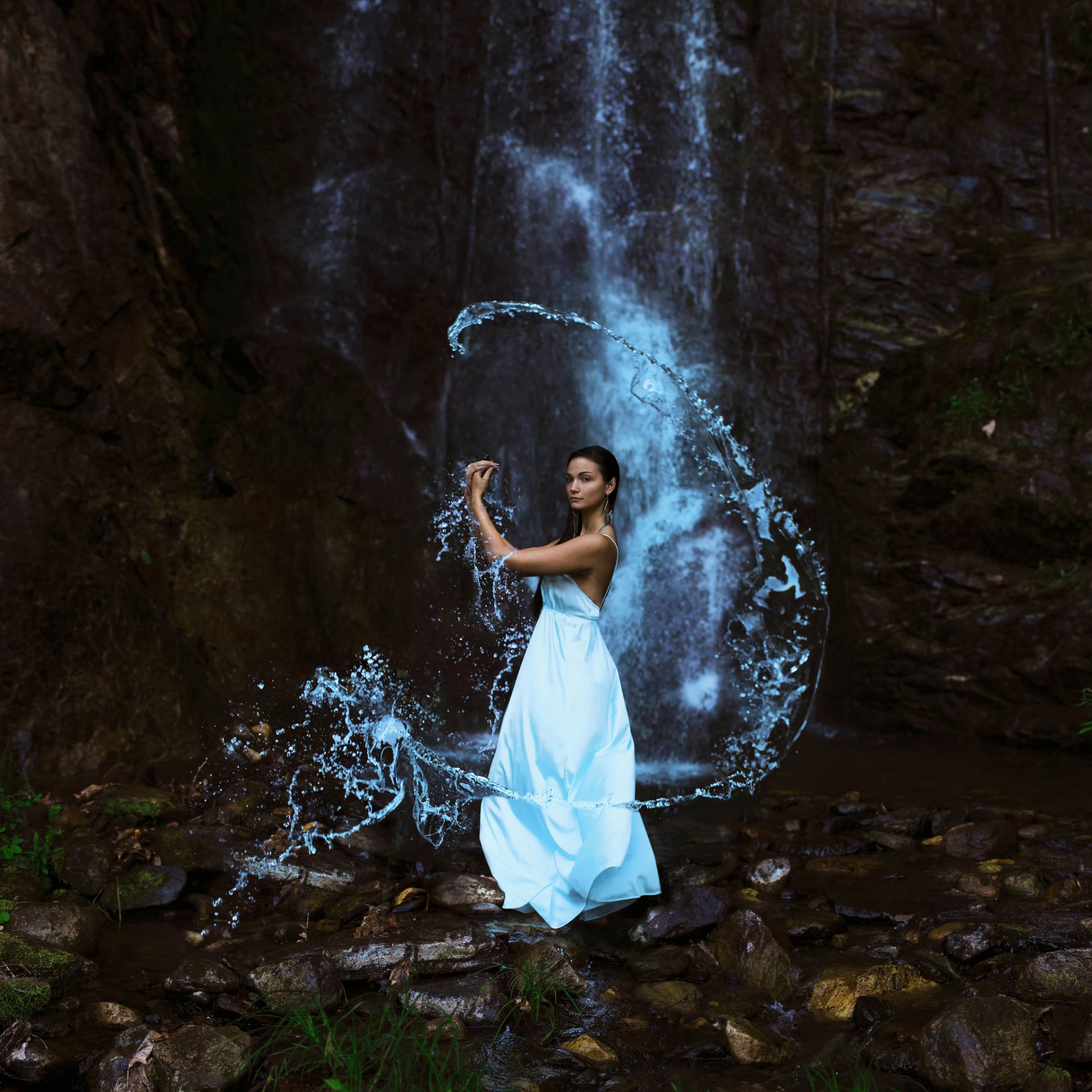 de l eau au porteur la jeune fille la robe la cascade