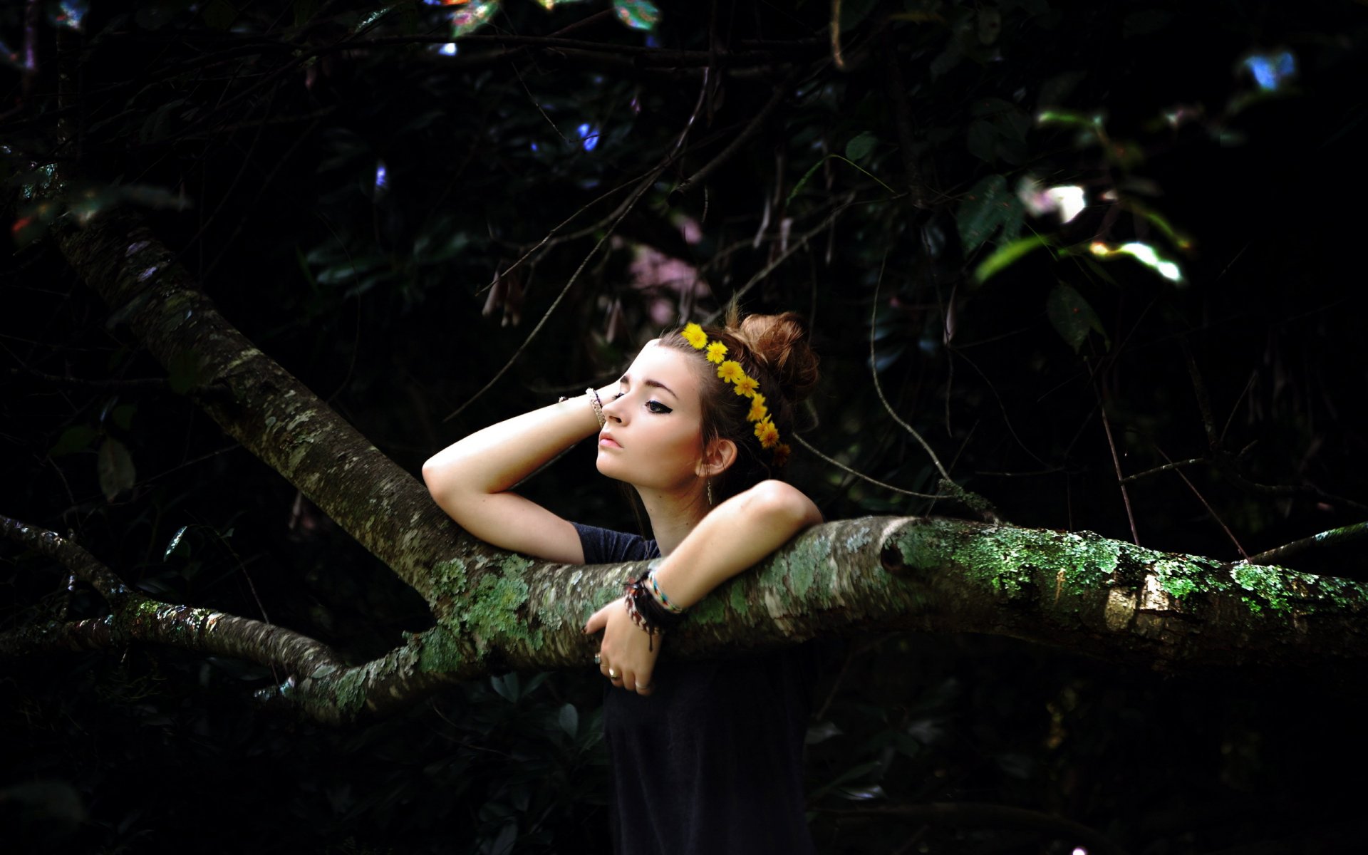 la jeune fille la forêt l arrière-plan