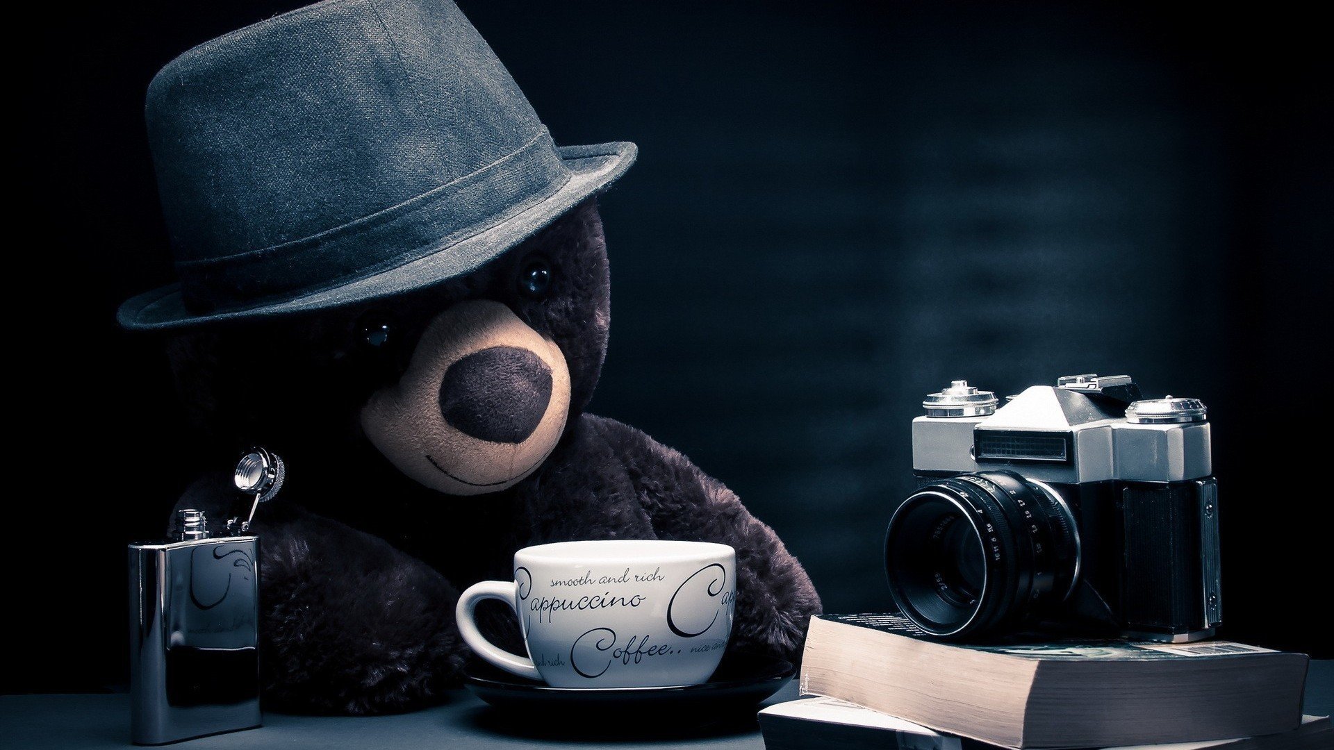 teddybär bücher kamera hut journalist cappuccino kaffee tisch fantasie bär fotograf nostalgie nachdenklich blauer hintergrund