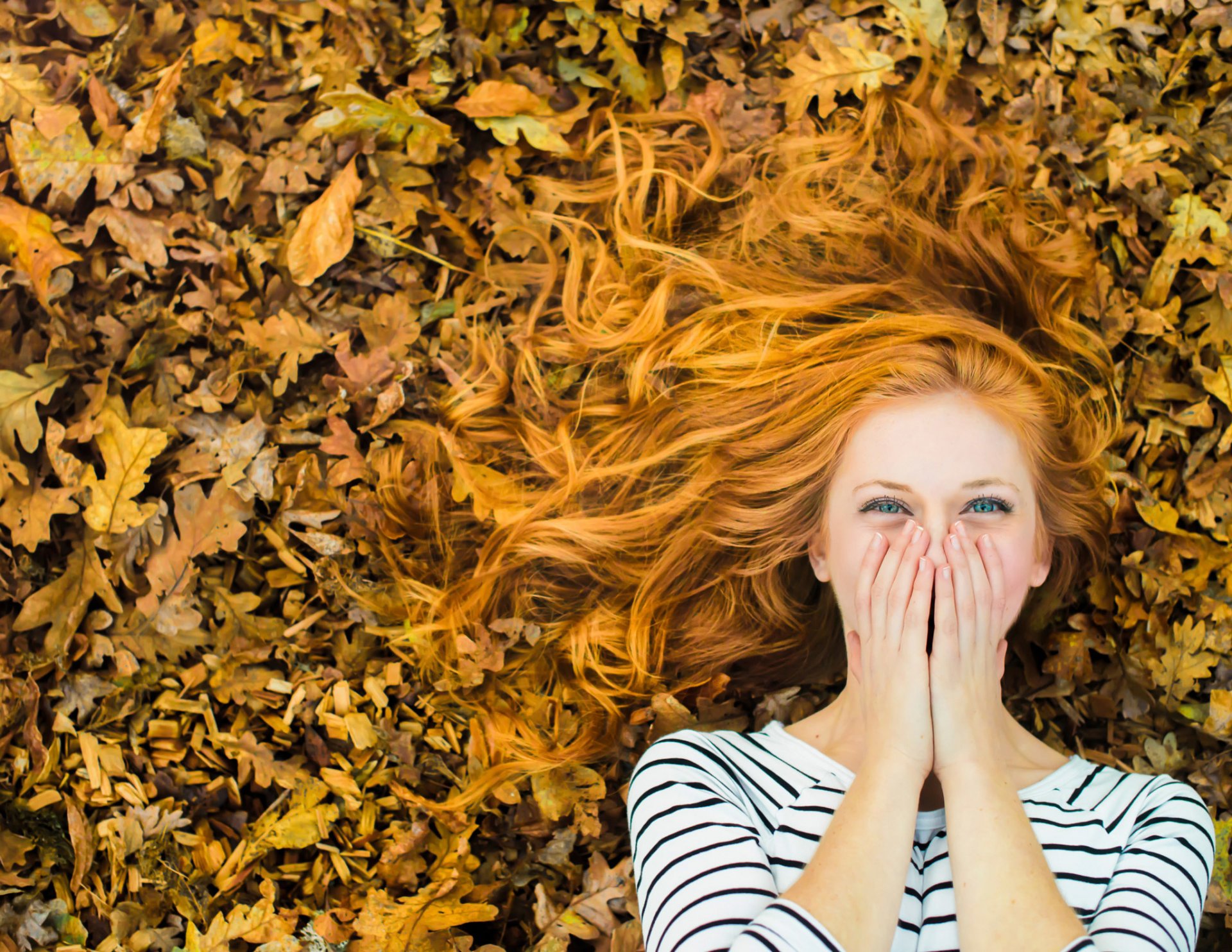 ragazza capelli rossi risate autunno foglie gioia