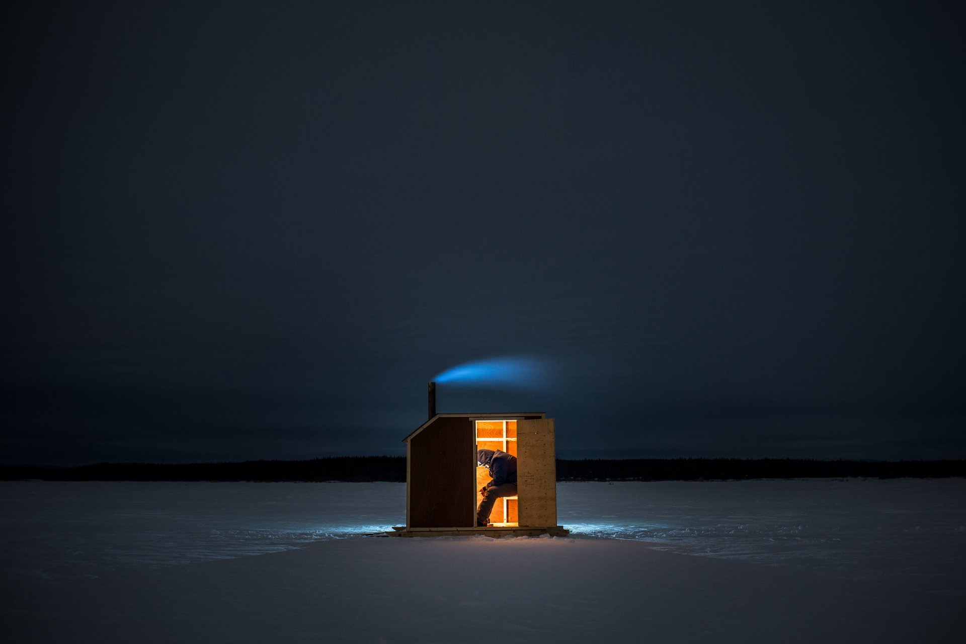 hombre pesca humo hielo lago luz horizonte montañas cielo noche