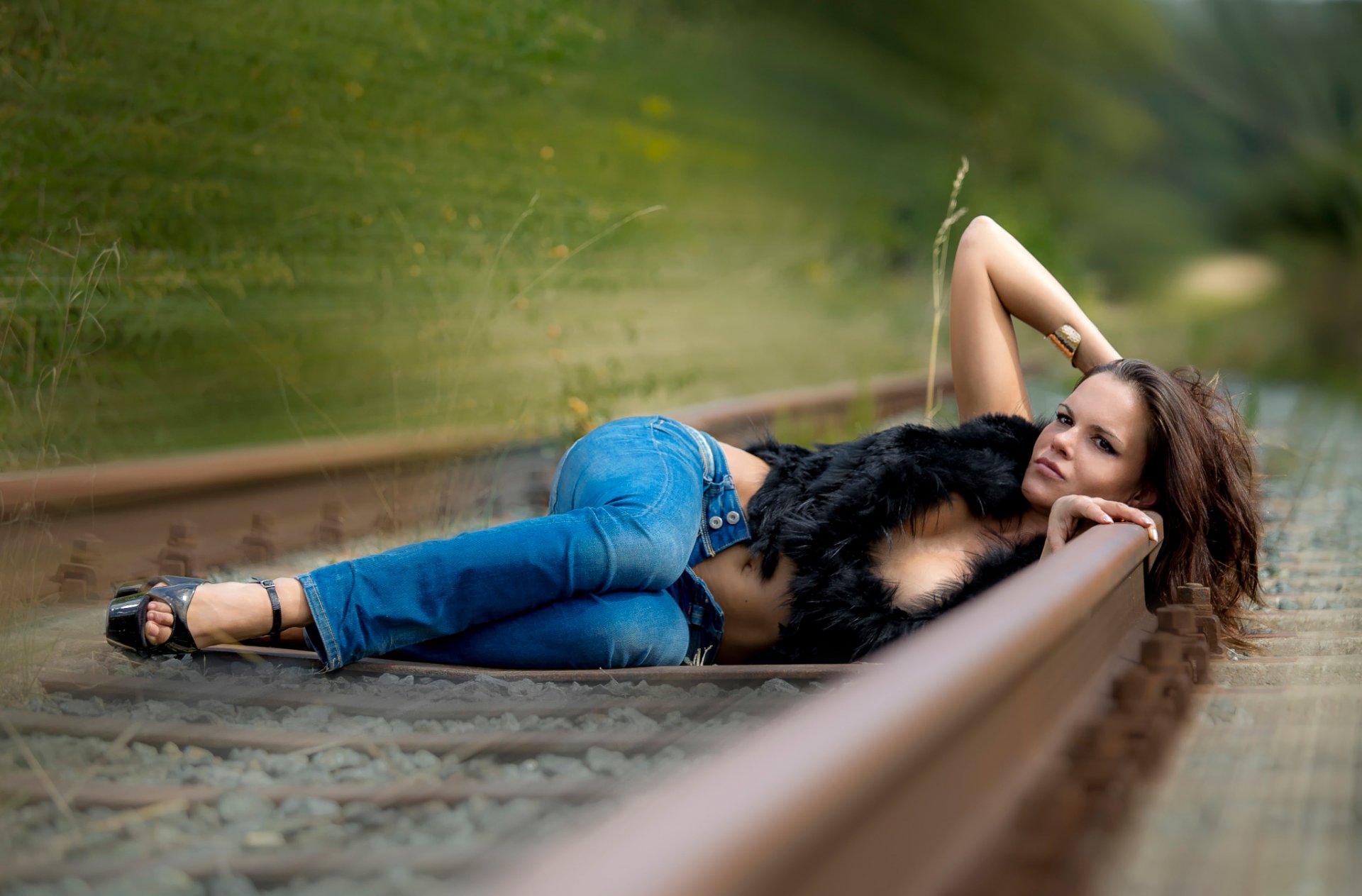 la vitesse la jeune fille train des rails