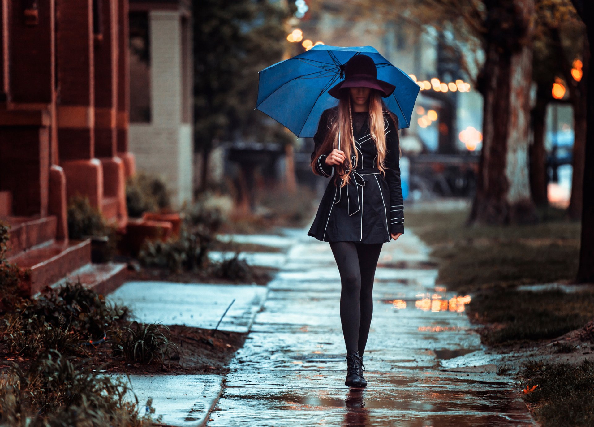 día lluvioso chica calle paraguas lluvia caminar