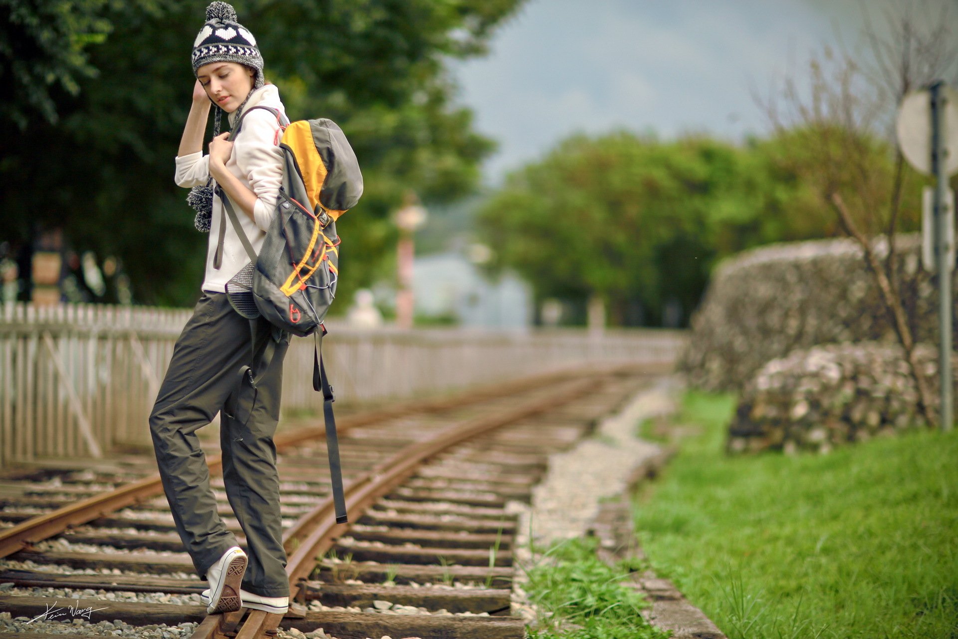 la jeune fille le chemin de fer toile de fond