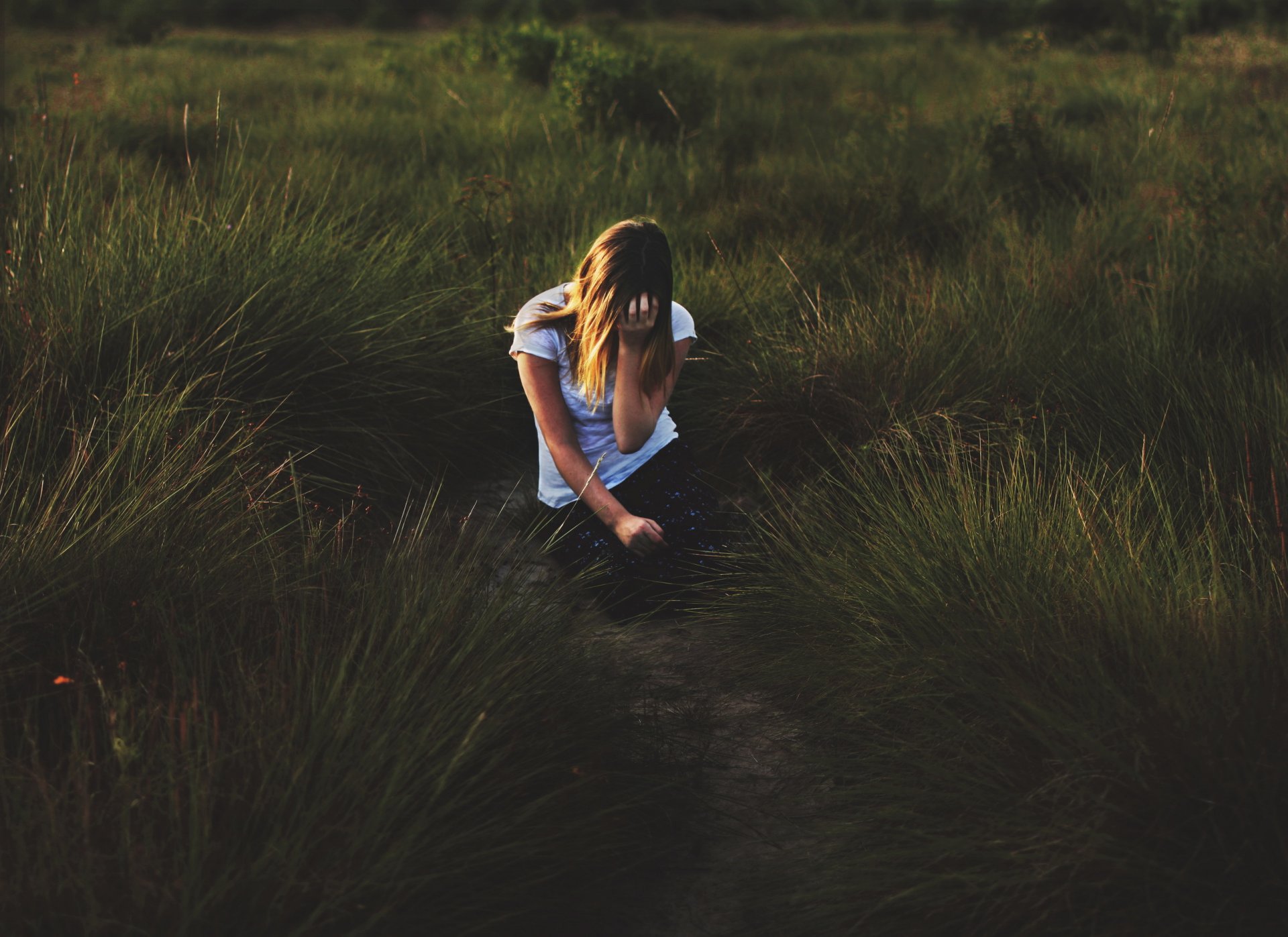 ragazza solitudine erba sole