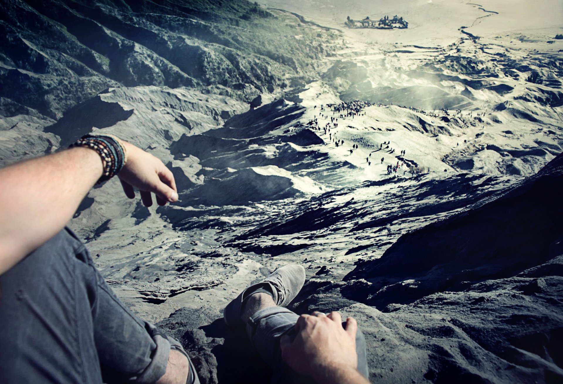 david olkarny photos photographe sur le rocher hauteur un homme assis vue de dessus