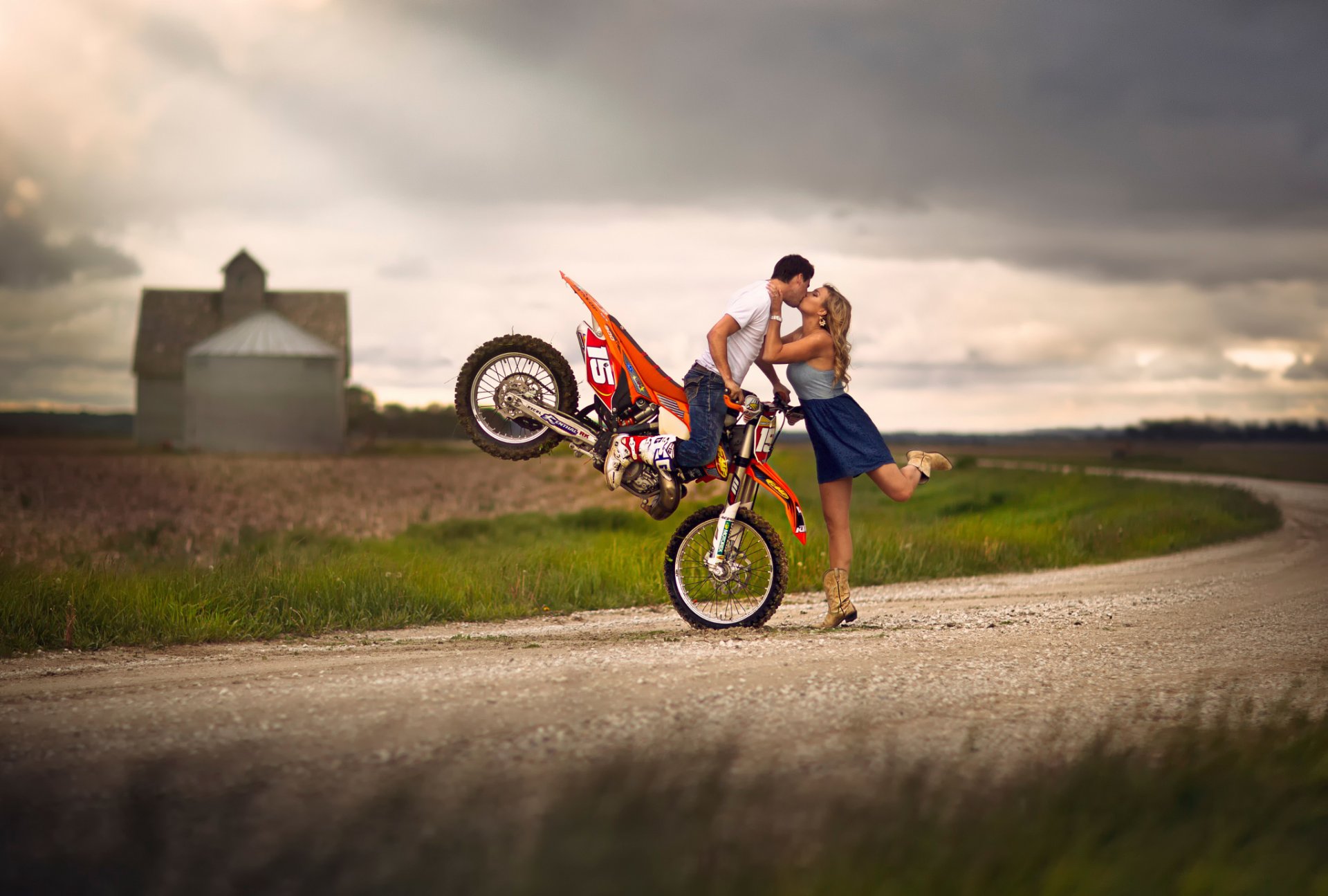 ummer love freund motorrad mädchen kuss