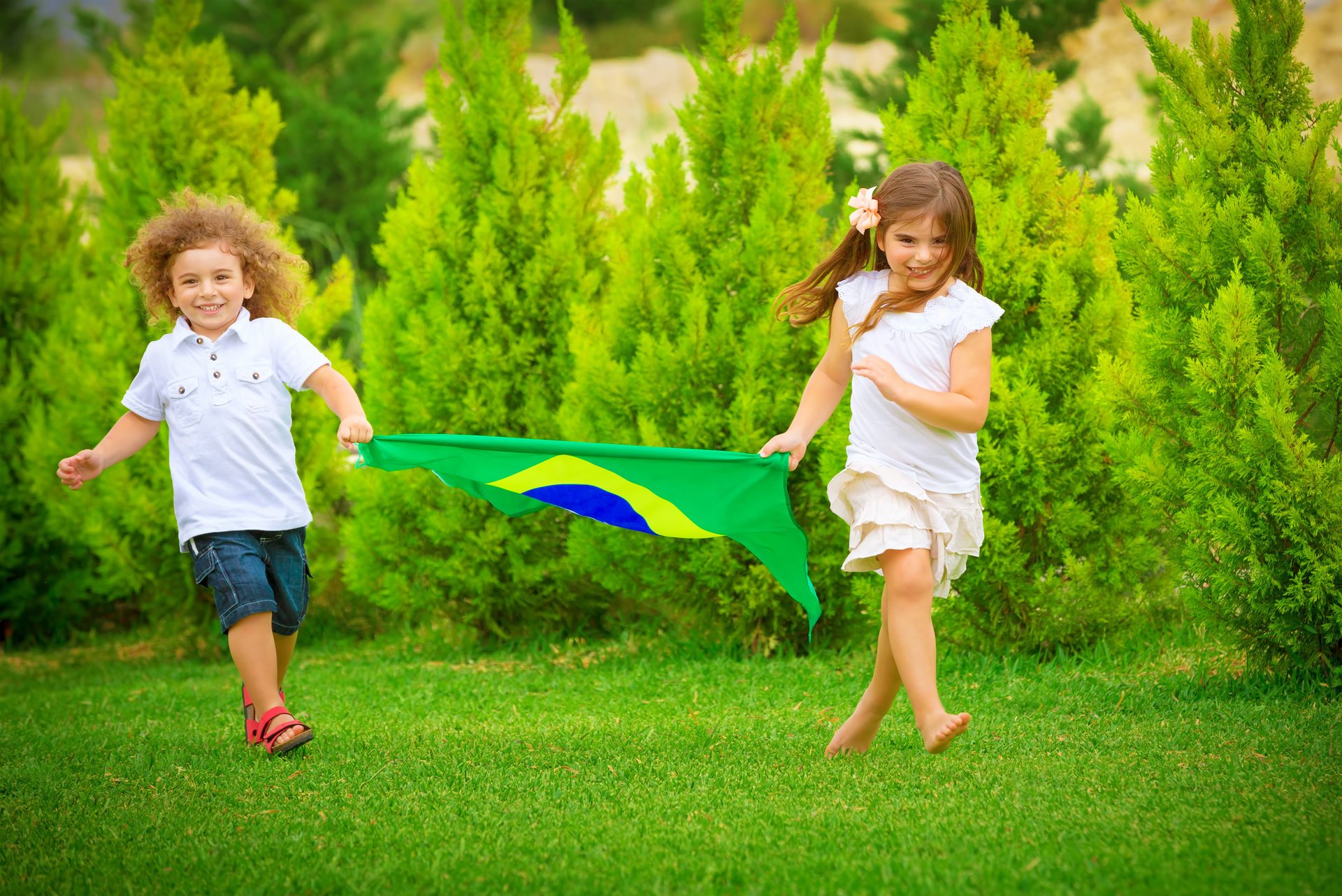 verano niña niño bandera correr fútbol