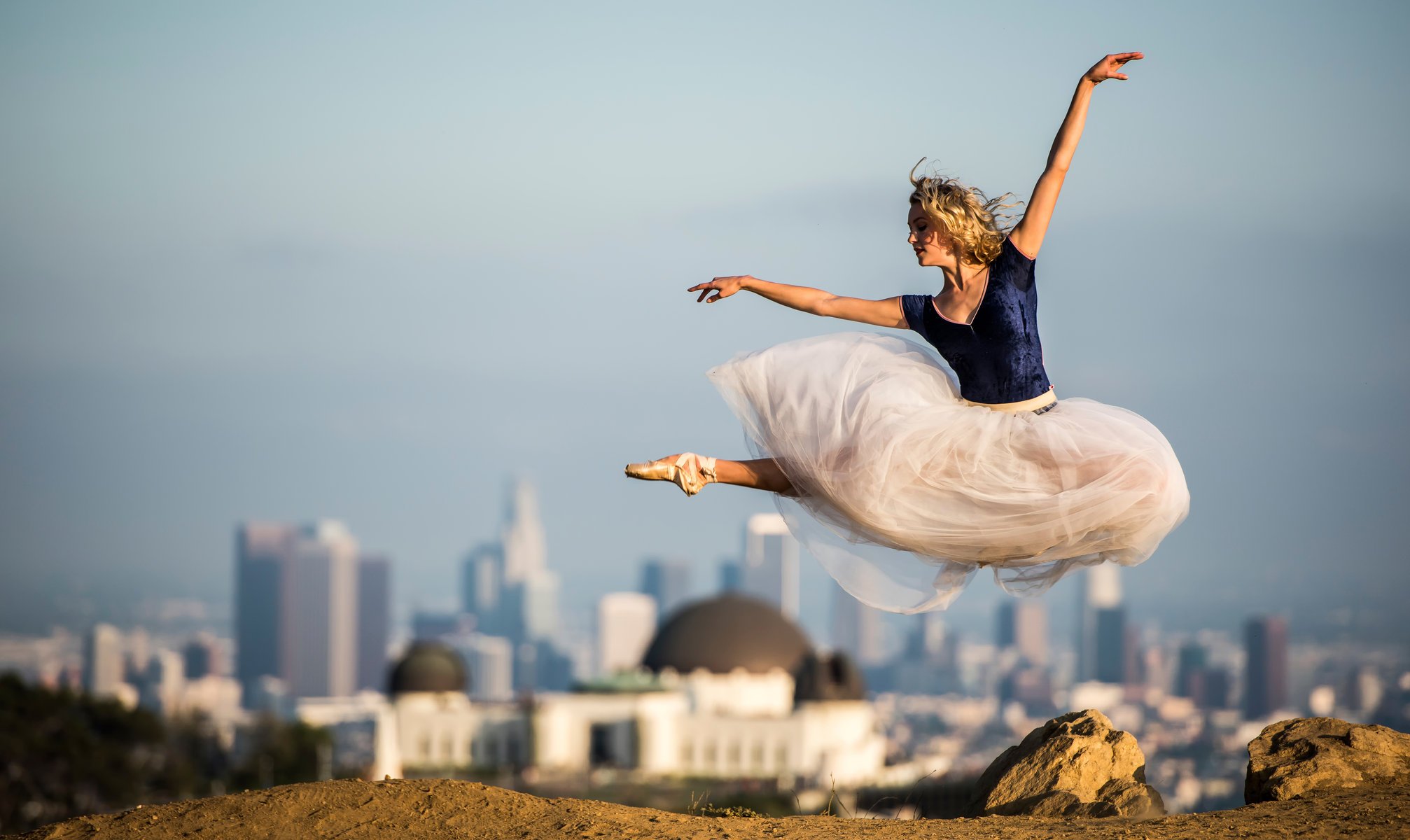 schönes ballett ballerina pointe kleid sprung im hintergrund stadt