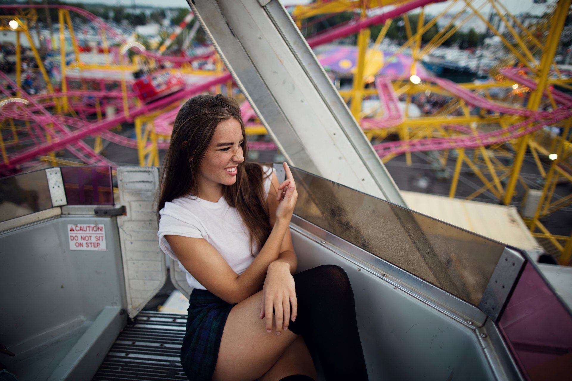 rebel la jeune fille le geste les jambes la jupe les dents jesse herzog