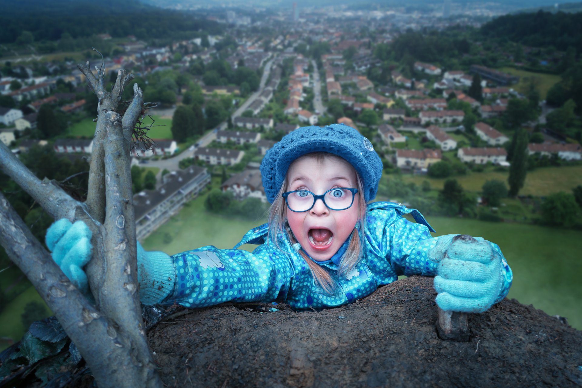 ragazza occhiali paura orrore cagna città panorama situazione