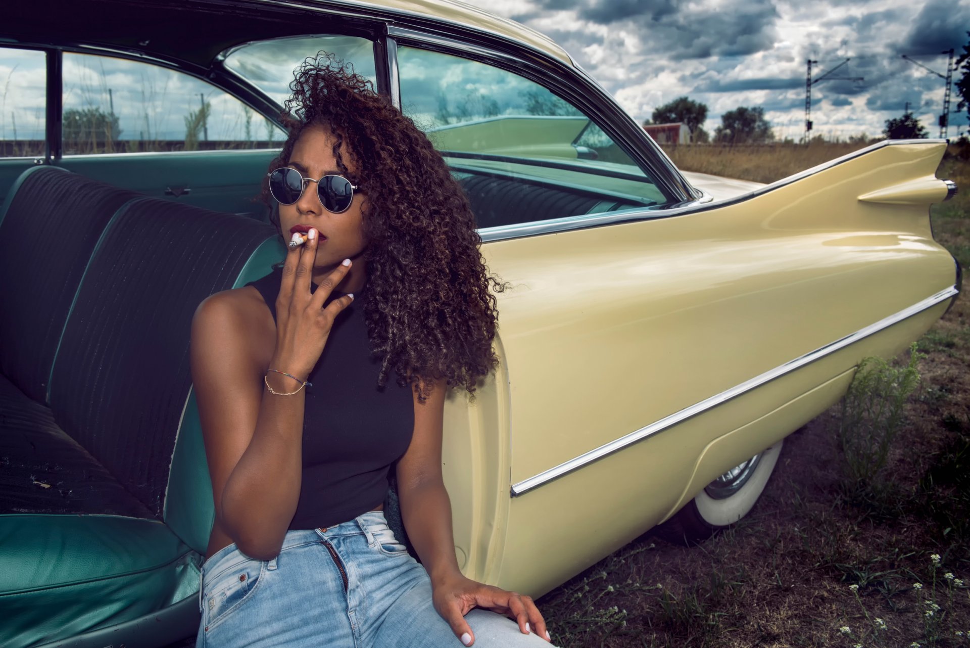 la jeune fille auto jeans cigarette