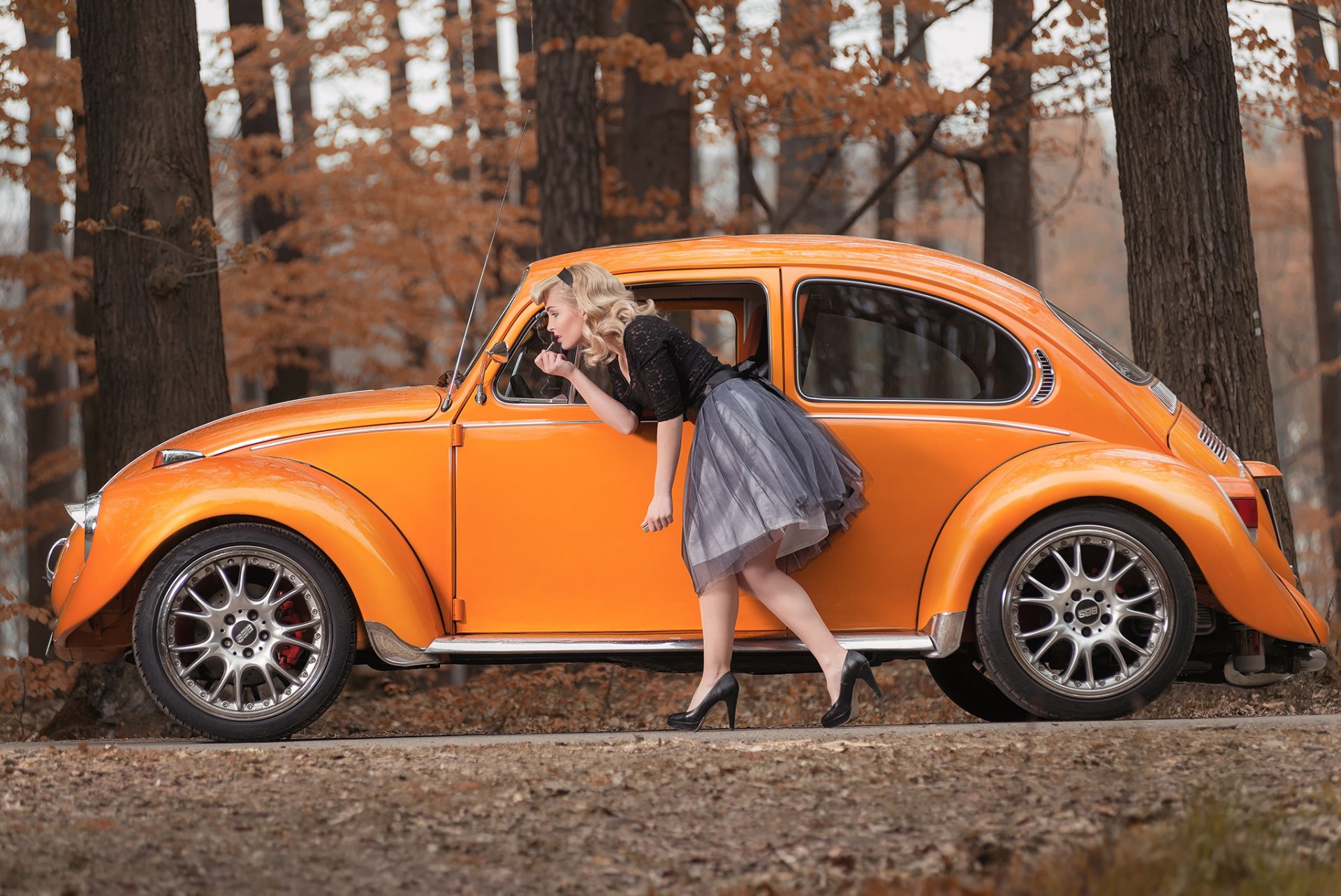 ragazza bionda posa auto autunno volkswagen scarabeo