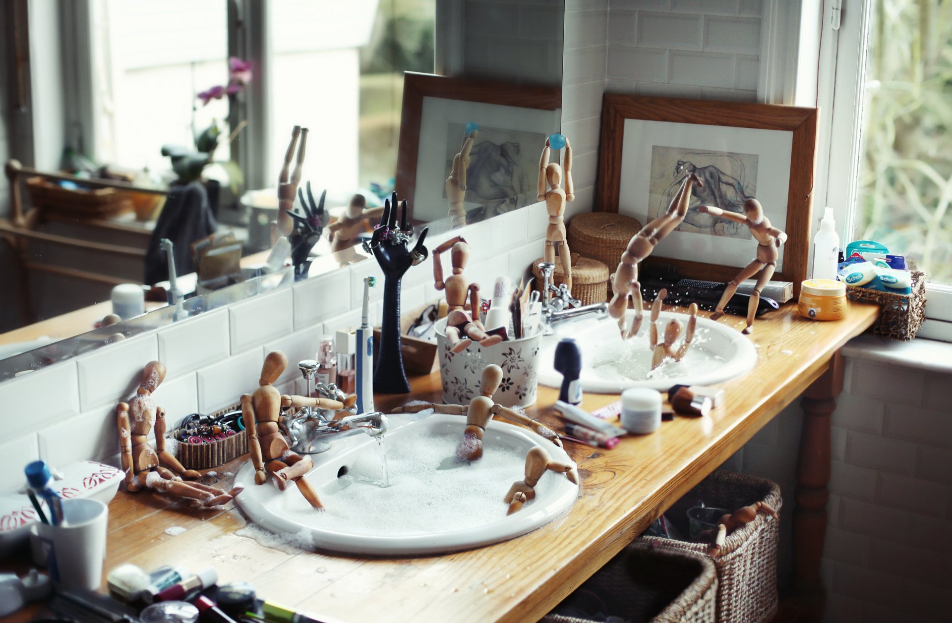 david olkarny fotografía fotógrafo madera hombre ikea hombres bañarse baño lavabo espuma piscina vechirinka